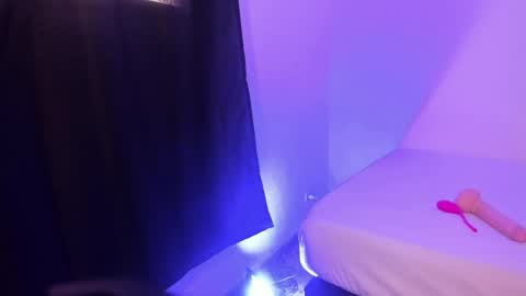 axel__fierro online show from April 16, 9:39 pm