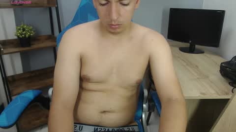 Snapshot of axel_stones_ chatting on October 21, 2:32 pm axel_stones_ online show from October 21, 2:32 pm