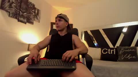 axelmartinezz online show from June 18, 10:26 pm