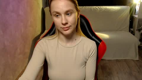 baby_kitte online show from April 9, 6:19 am