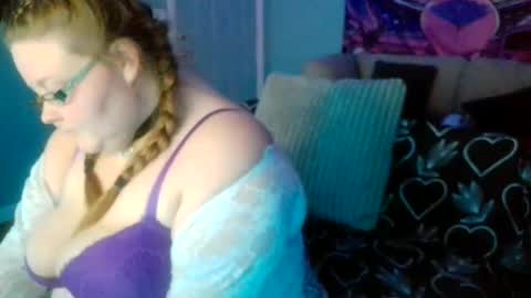 Snapshot of bbwgamergirl93 chatting on October 2, 2:21 am bbwgamergirl93 online show from October 2, 2:21 am