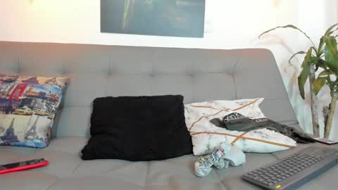 independent model online show from March 10, 10:55 pm