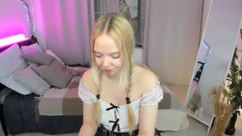 Snapshot of bellamontgomery chatting on October 16, 10:08 pm Bella online show from October 16, 10:08 pm