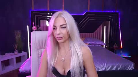 Bella online show from October 8, 1:06 pm