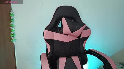 Your New Girlfriend online show from April 12, 10:47 pm