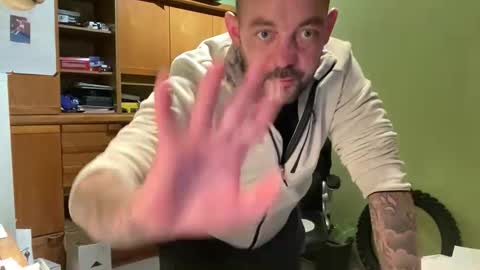 benochau online show from April 25, 4:25 am