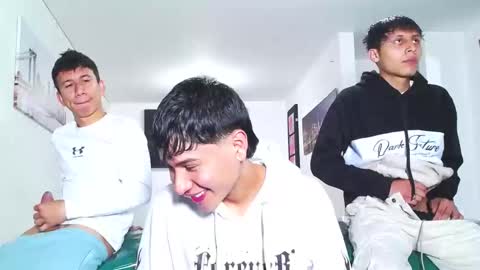 Snapshot of benz_boys chatting on October 22, 12:07 pm benz boys online show from October 22, 12:07 pm