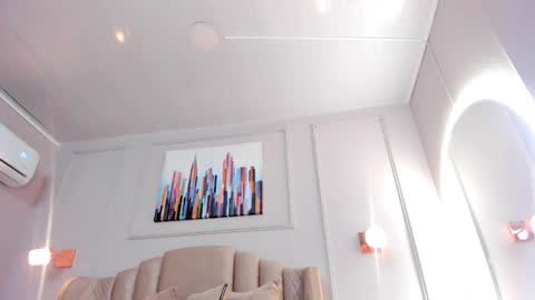   online show from December 5, 10:25 am