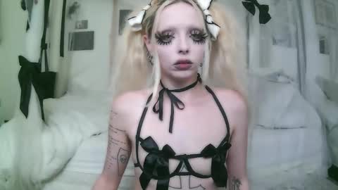 vampire fang  online show from January 9, 8:25 pm