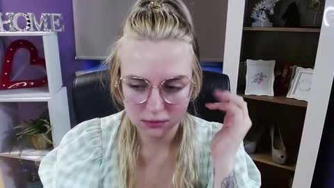 Z O E Y online show from February 5, 7:01 am