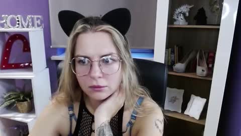 Z O E Y online show from October 31, 6:14 am