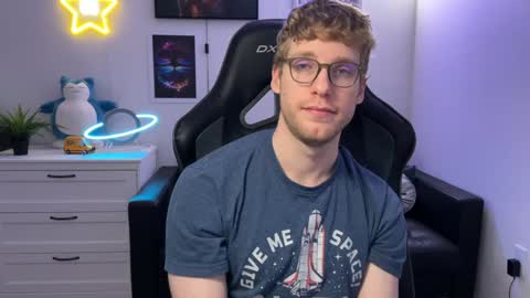 Snapshot of blueeyedtallguy chatting on December 4, 9:29 pm blueeyedtallguy online show from December 4, 9:29 pm