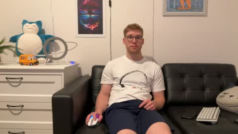 Snapshot of blueeyedtallguy chatting on December 14, 10:50 pm blueeyedtallguy online show from December 14, 10:50 pm