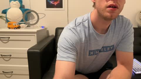 Snapshot of blueeyedtallguy chatting on December 14, 5:18 am blueeyedtallguy online show from December 14, 5:18 am