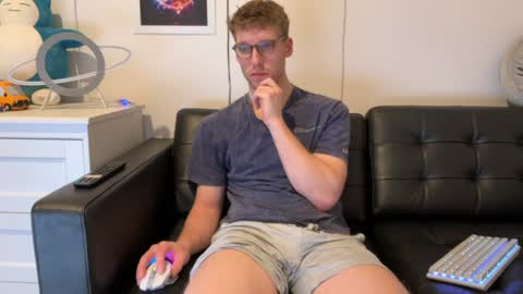 Snapshot of blueeyedtallguy chatting on January 12, 1:42 am blueeyedtallguy online show from January 12, 1:42 am