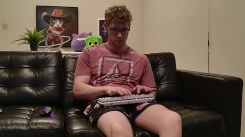 Snapshot of blueeyedtallguy chatting on October 2, 1:37 am blueeyedtallguy online show from October 2, 1:37 am