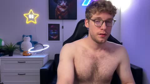 Snapshot of blueeyedtallguy chatting on December 7, 2:58 am blueeyedtallguy online show from December 7, 2:58 am