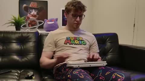 Snapshot of blueeyedtallguy chatting on October 30, 1:50 am blueeyedtallguy online show from October 30, 1:50 am