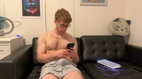 Snapshot of blueeyedtallguy chatting on December 11, 1:47 am blueeyedtallguy online show from December 11, 1:47 am