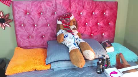 Violette 3 online show from November 8, 6:00 pm