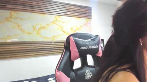 Snapshot of bonnie_bu chatting on October 28, 7:04 pm becky online show from October 28, 7:04 pm