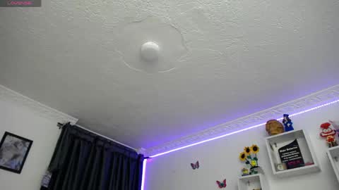 Soffy Brooks Independent model online show from April 14, 5:44 am