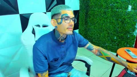 boy_tatto77 online show from January 16, 6:39 pm