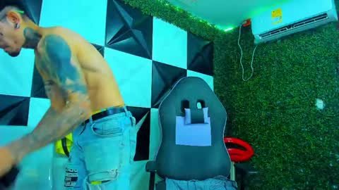 boy_tatto77 online show from May 21, 3:07 pm