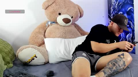 boyc02_ online show from January 18, 11:25 pm