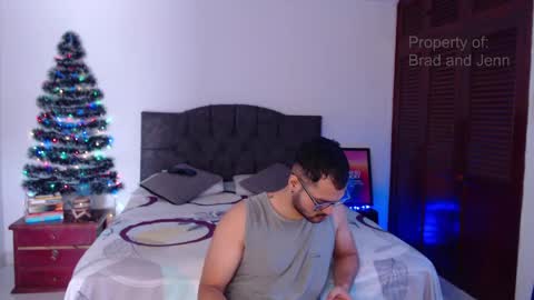 Snapshot of bradandjenn chatting on December 24, 3:47 pm Your favorite couple and the best butt on Chatur online show from December 24, 3:47 pm