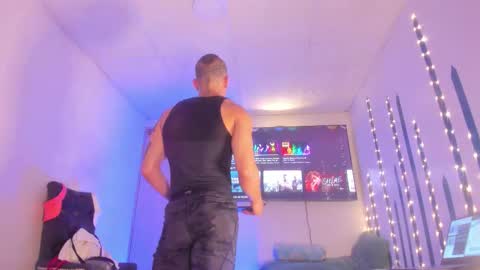 Snapshot of branfonhot chatting on October 17, 9:35 am Instagram             twitter BRAN LOPEZ  online show from October 17, 9:35 am