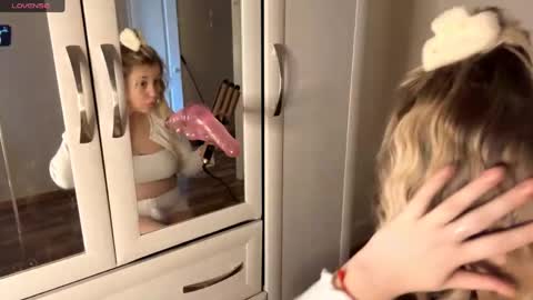 Mia   online show from April 21, 7:48 am