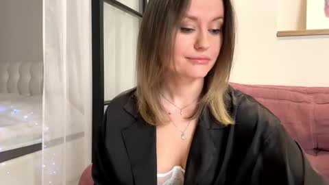 Mia online show from December 18, 9:58 am