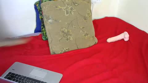 brown_goldy26 online show from May 1, 8:58 pm