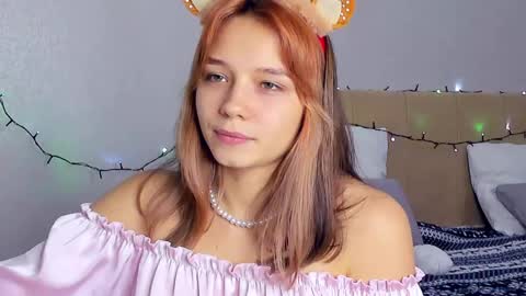 Snapshot of bunny_bonny chatting on December 12, 6:31 pm Alice online show from December 12, 6:31 pm