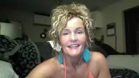 Snapshot of callmebabyt chatting on October 4, 11:24 pm callmebabyt online show from October 4, 11:24 pm