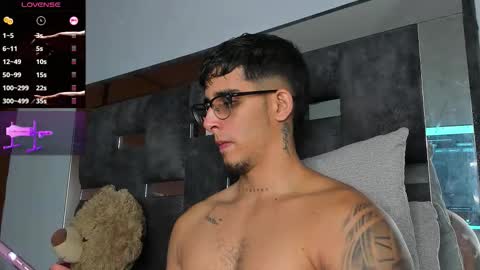Snapshot of camilo_ospina_ chatting on October 22, 6:05 am INDEPENDENT MODEL online show from October 22, 6:05 am