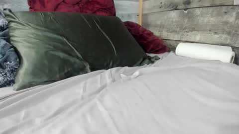 canuk1983 online show from November 12, 11:18 pm