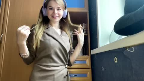 Kaayy  Its my first day here  online show from April 8, 7:44 am