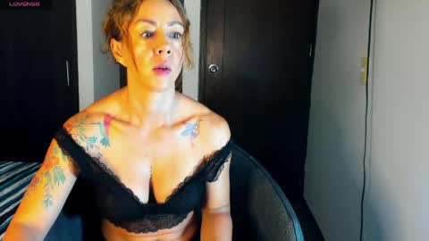 carolina_zaens online show from April 22, 2:24 pm