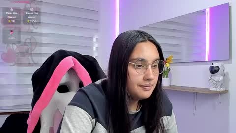 caroline_rodriguez_9 online show from May 23, 7:10 pm