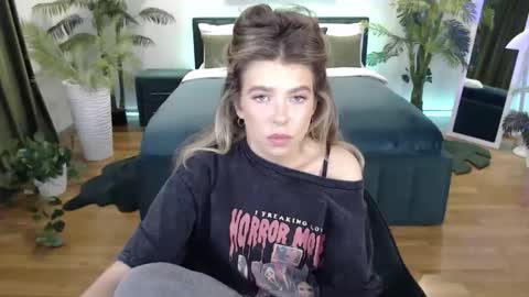 Snapshot of carriebecker chatting on September 10, 2:40 pm carriebecker online show from September 10, 2:40 pm