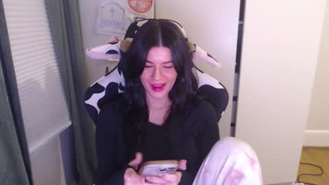 cassiealvarez online show from December 5, 11:45 pm