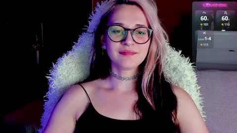 Snapshot of cassy_moore chatting on January 8, 9:44 pm Ellie online show from January 8, 9:44 pm