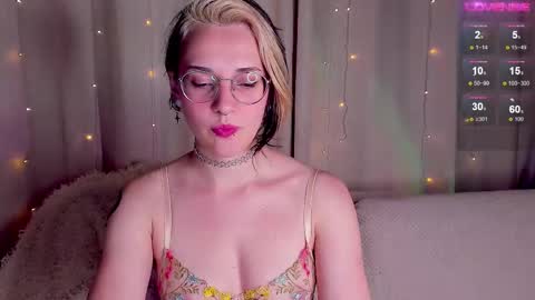 Snapshot of cassy_moore chatting on October 27, 7:47 pm Ellie online show from October 27, 7:47 pm