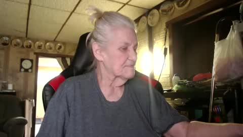 Snapshot of cat9paw chatting on October 13, 4:20 pm cat online show from October 13, 4:20 pm