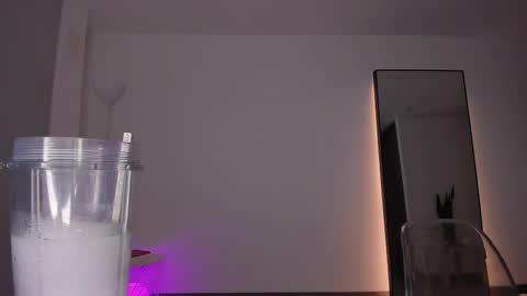 Snapshot of cata_n_cami chatting on October 31, 12:11 am cata_n_cami online show from October 31, 12:11 am