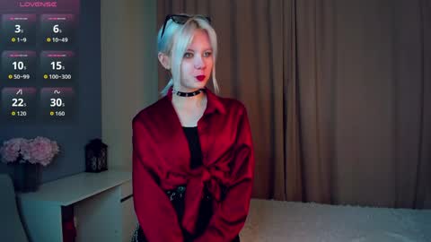 Mia online show from April 6, 11:00 am