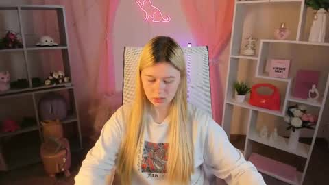 your cute kitty online show from April 21, 7:10 pm