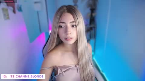 Snapshot of channel_blonde_a chatting on October 6, 9:43 pm channel_blonde_a online show from October 6, 9:43 pm